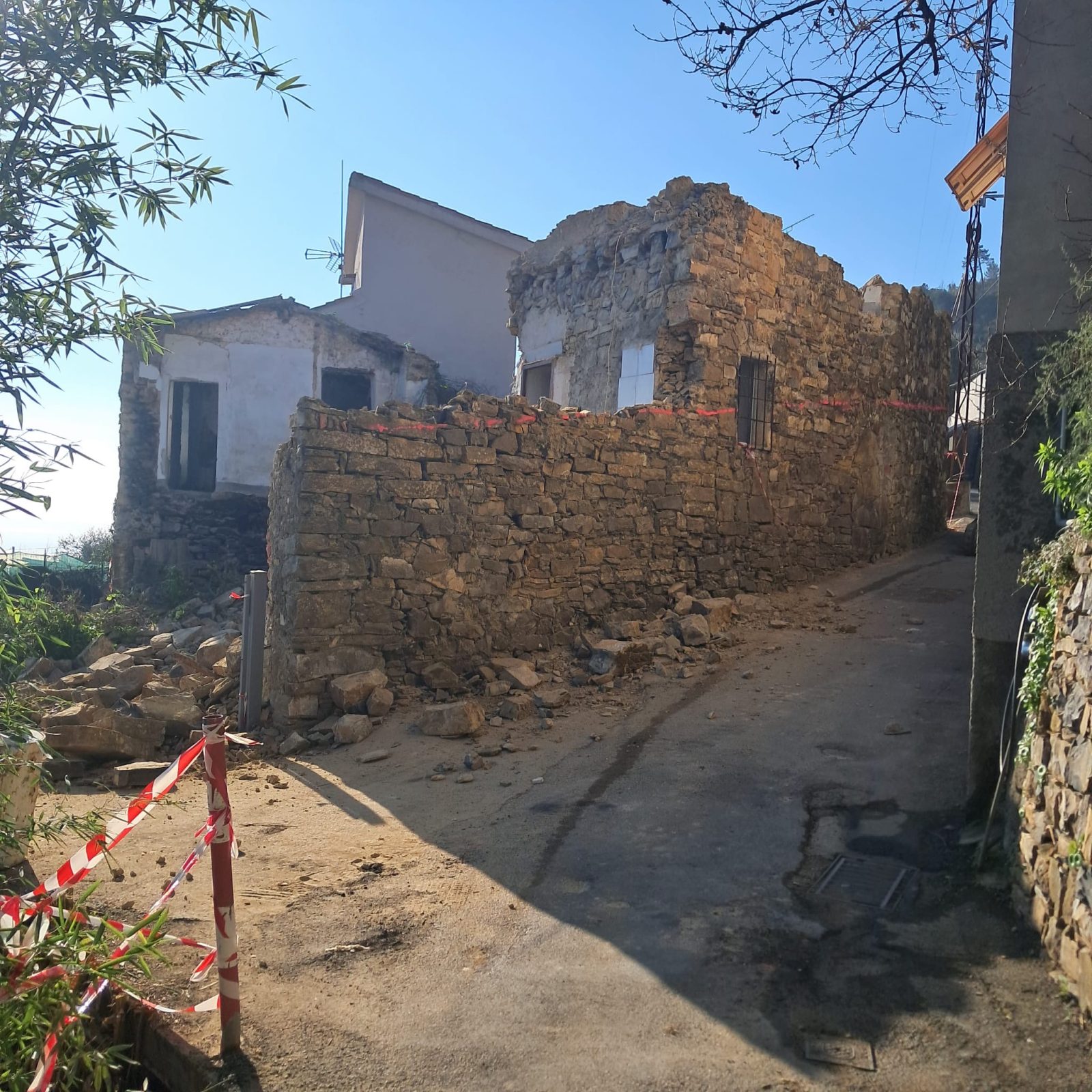 Démolition sécurisée d'un mur en pierre