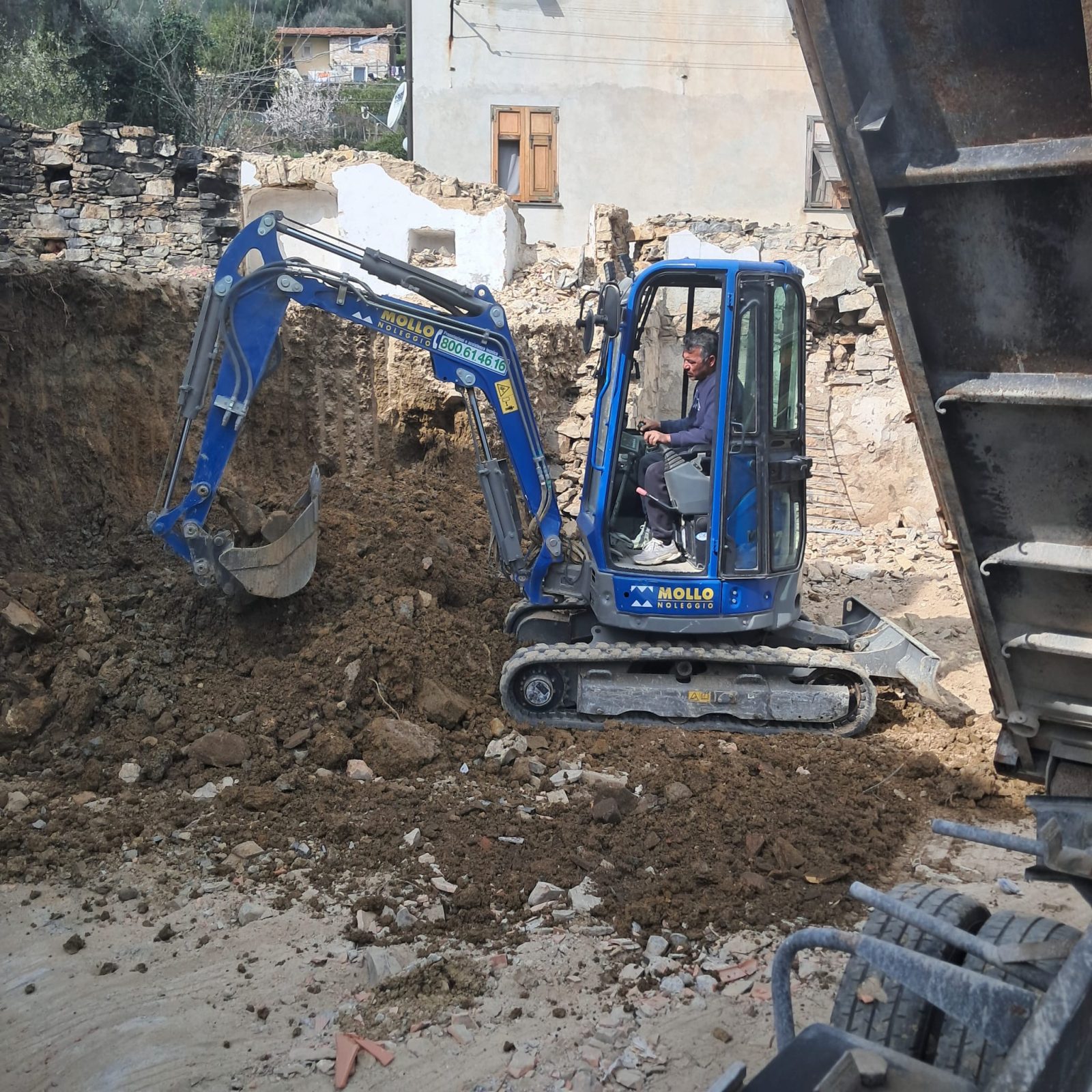 Opérateur de mini-pelle sur un chantier
