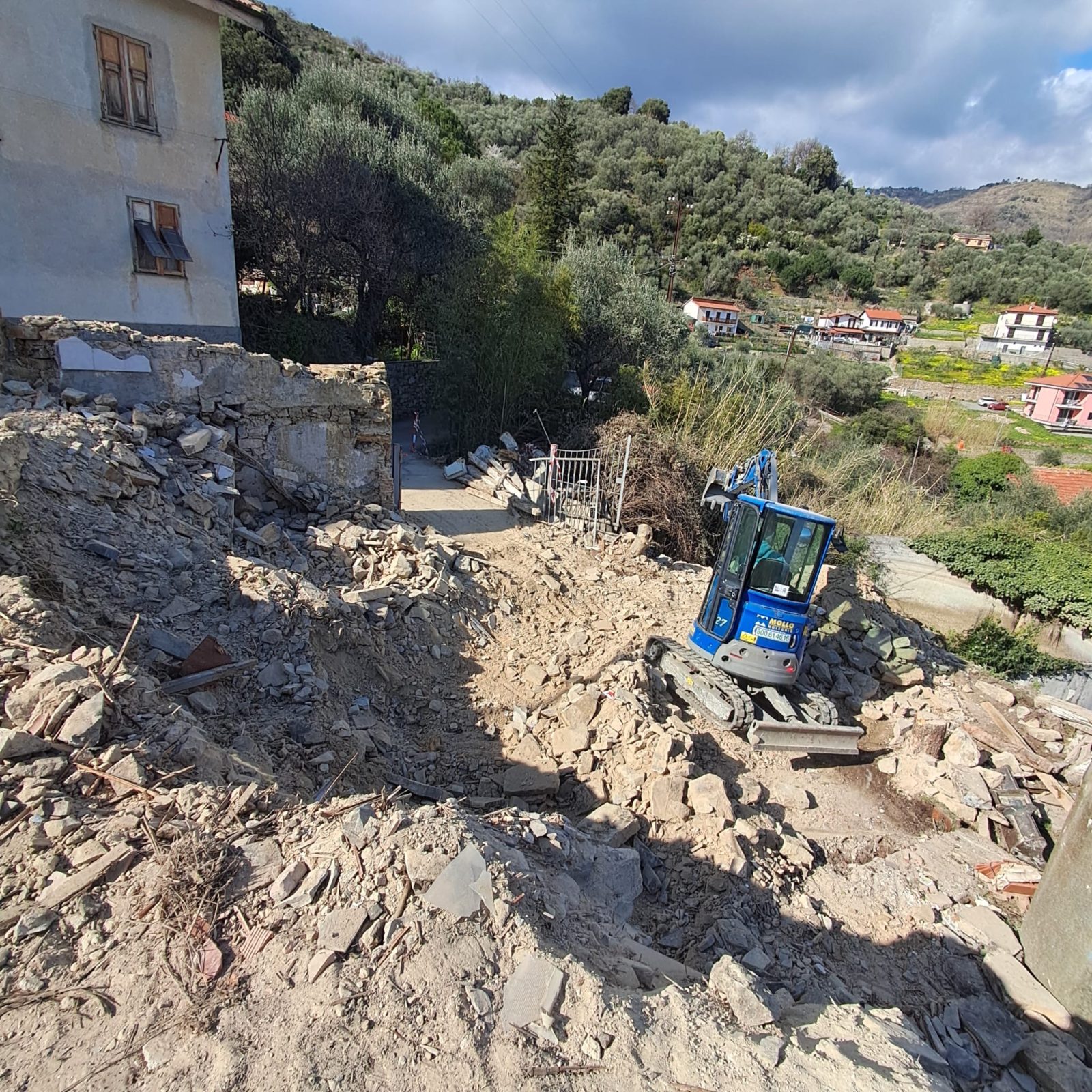 Terrassement sur une colline avec oliviers